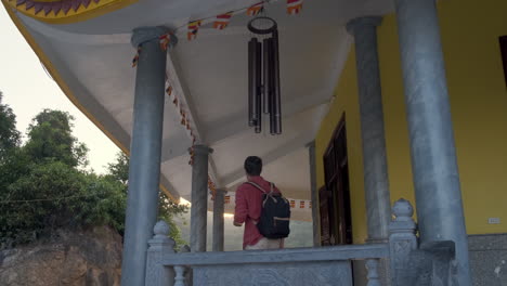turista en un templo budista en vietnam