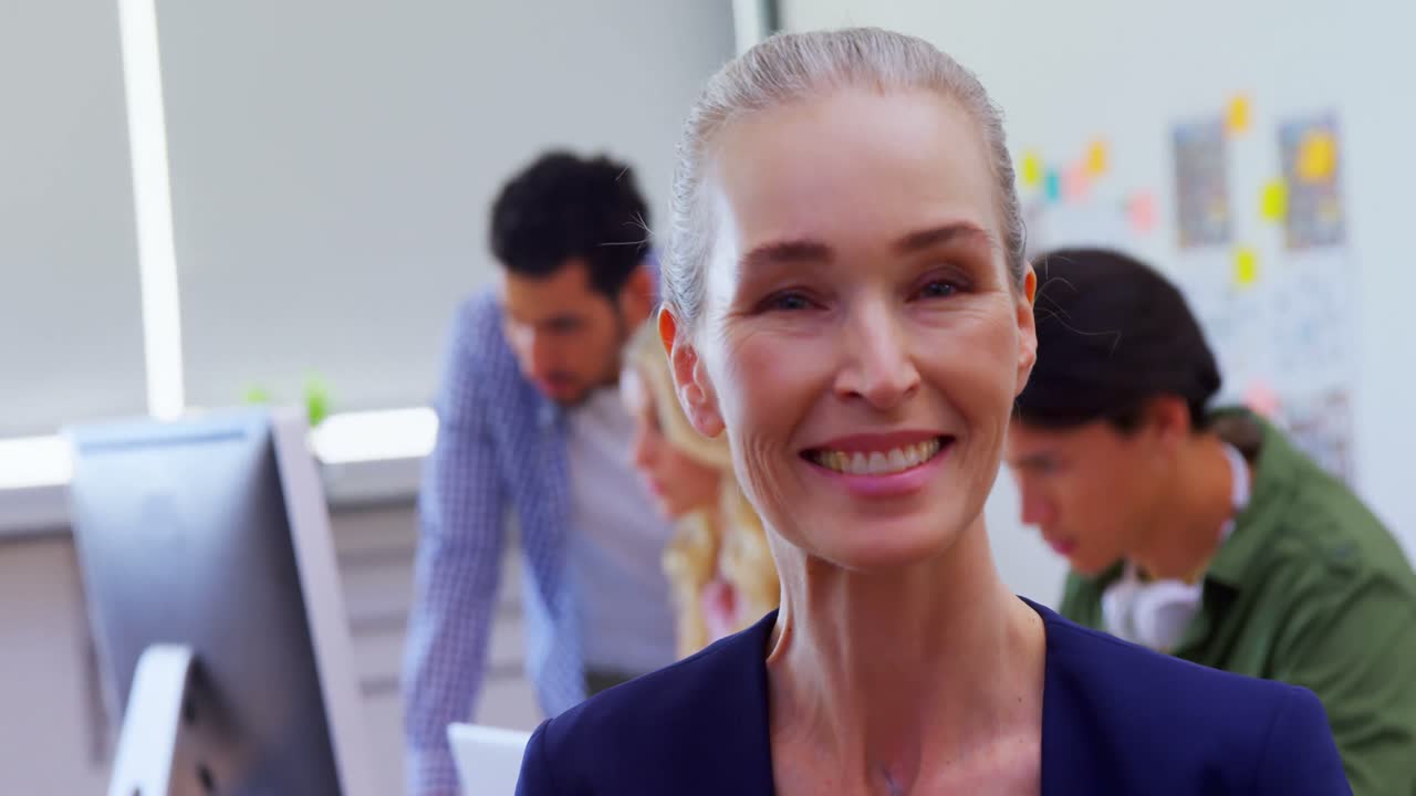 schöne frau mit ihren kollegen im hintergrund 4k