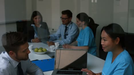 Médico-Interactuando-Con-Colegas-En-La-Reunión