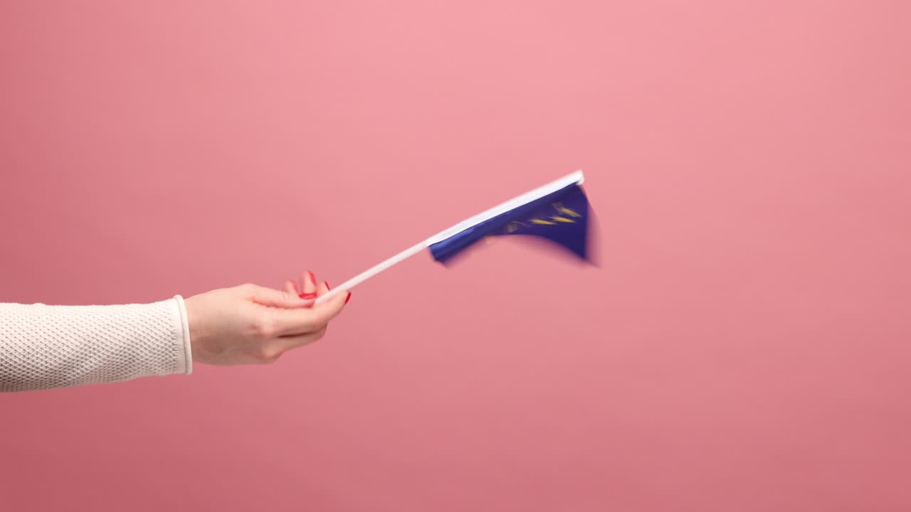 mujer con la bandera de la unión europea en la mano, inmigración y viajes en europa, fronteras abiertas.