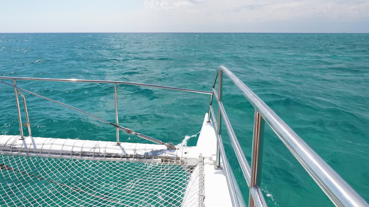 crucero en catamarán en el mar