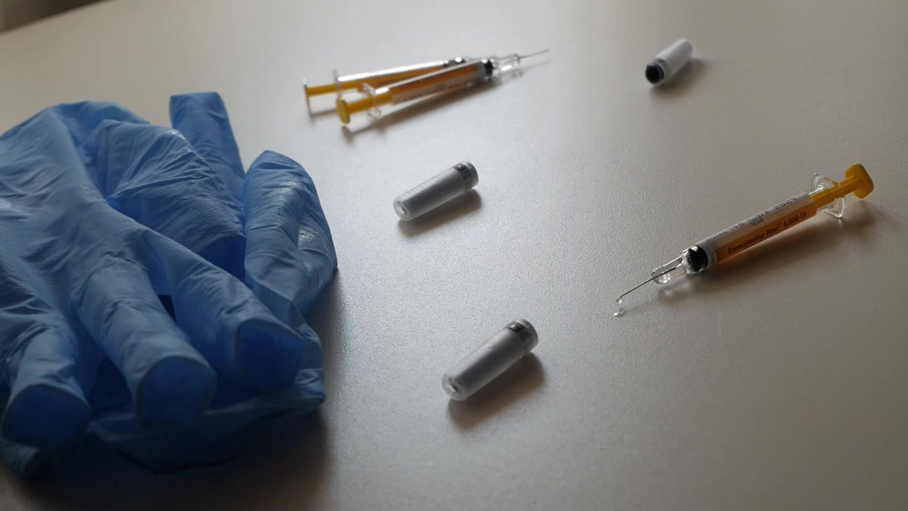 Lenta panoramica su strumenti medici usati