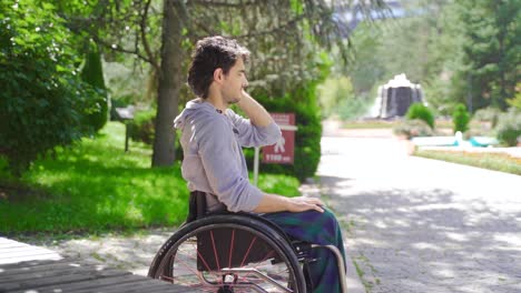 un joven discapacitado enojándose en cámara lenta.