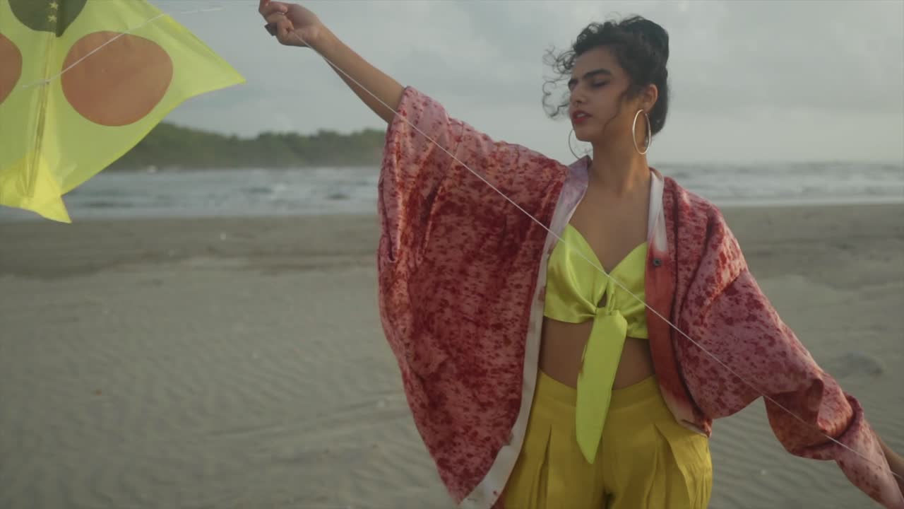 una vista cautivadora captura una elegante modelo asiática que exuda confianza en un llamativo conjunto rojo sangre, su cabello estilizado en un pan clásico