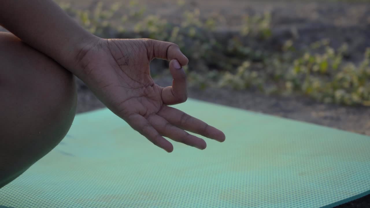 poses de mano yoga mudra primer plano de la mano a la luz del sol cinematic mumbai maharashtra dehradun india