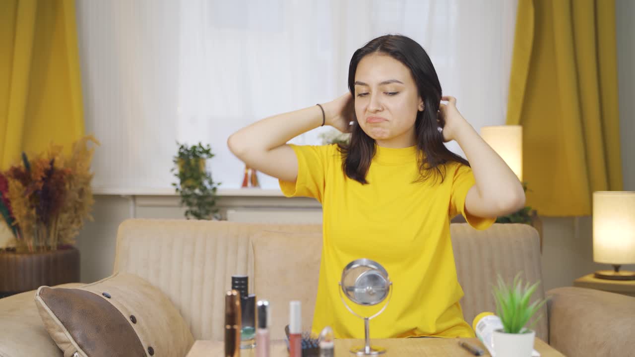 젊은 여자는 자신을 좋아합니다. 여성의 아름다움.