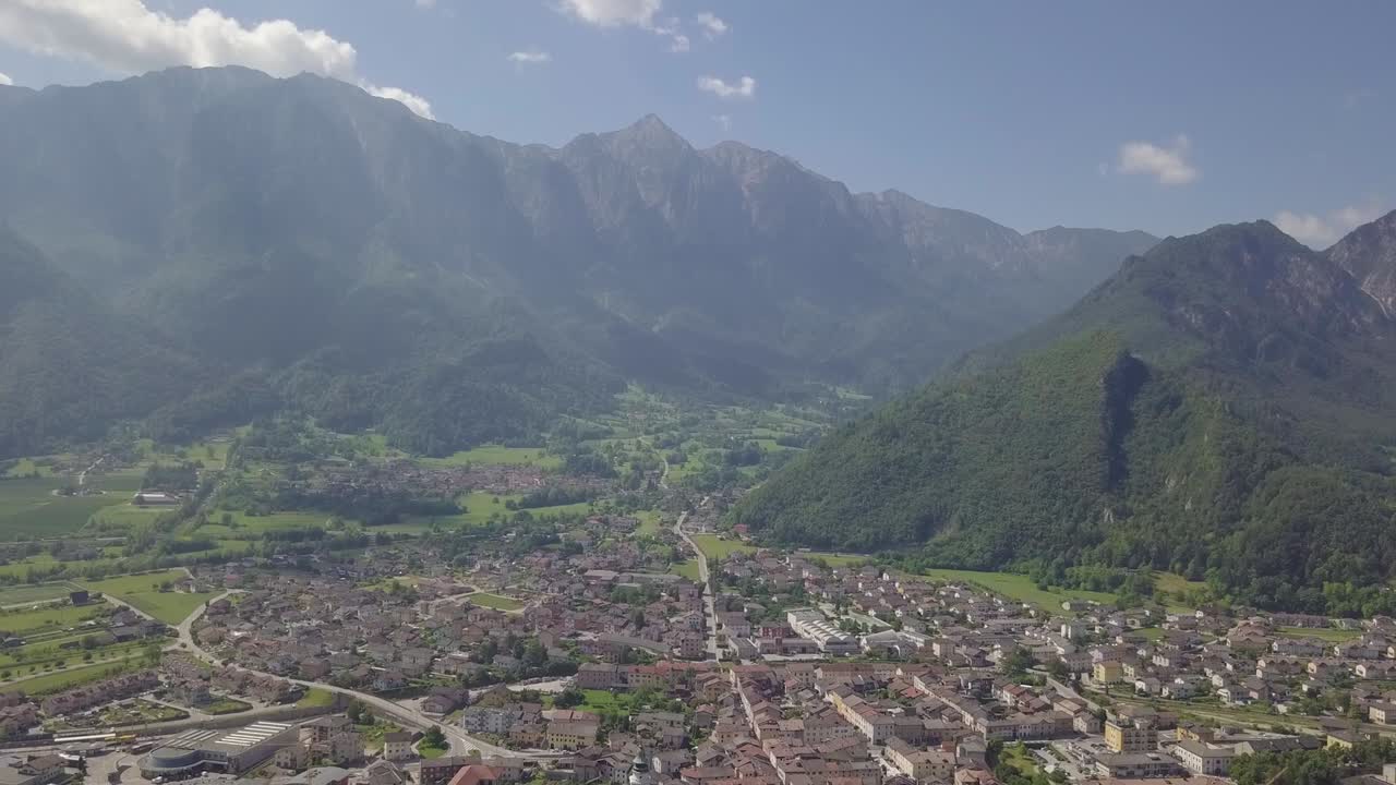 vista panorámica aérea de borgo valsugana en trentino italia con vistas a la ciudad y las montañas, cámara inclinada hacia arriba