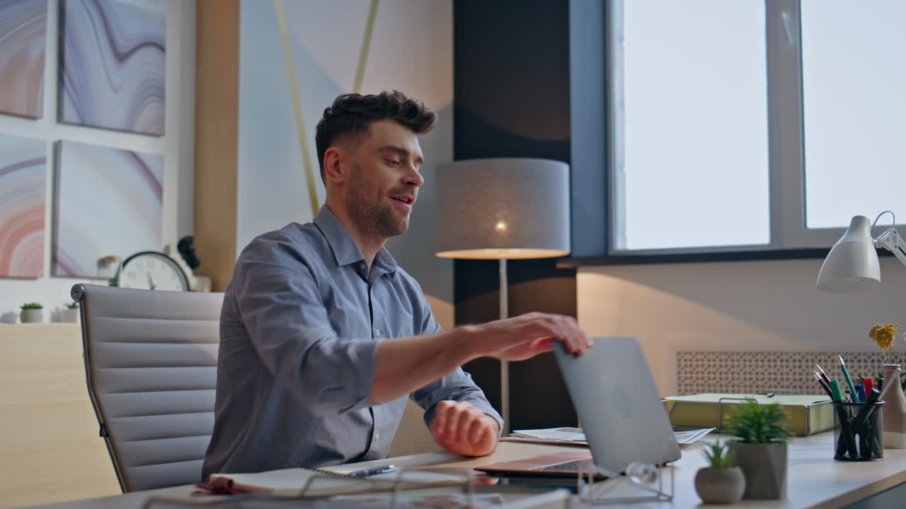 Primo piano di un uomo d'affari attivo che digita sulla tastiera del laptop, lavorando in un ufficio creativo.