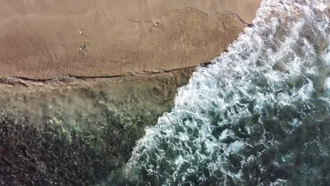 Kleine-Welle,-Weiche-Welle-Am-Sandstrand