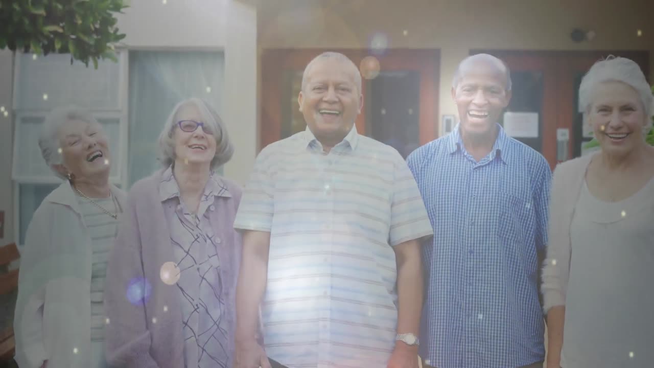 집 앞 에 미소 짓는 노인 들 위 에 반 ⁇ 이는 빛 의 애니메이션