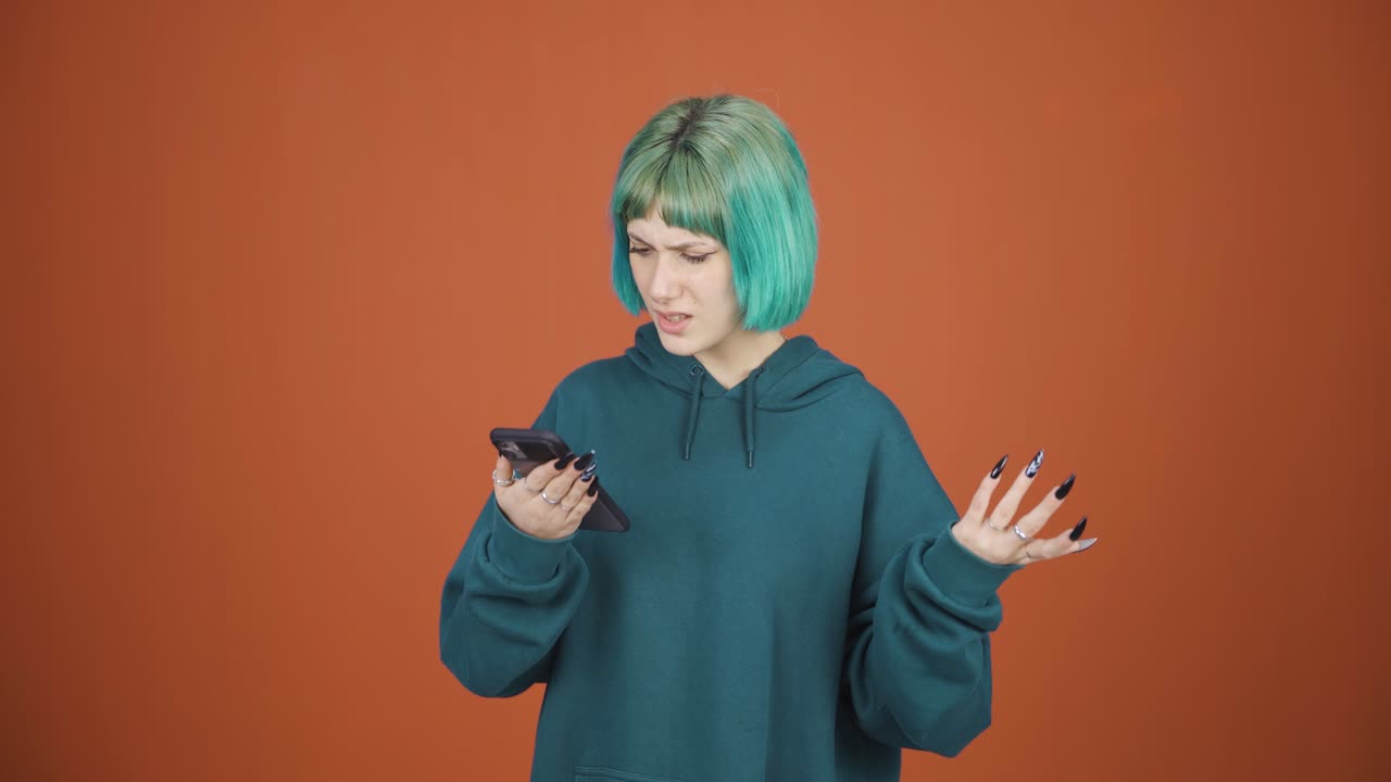 The young woman who can't use the app on the phone.