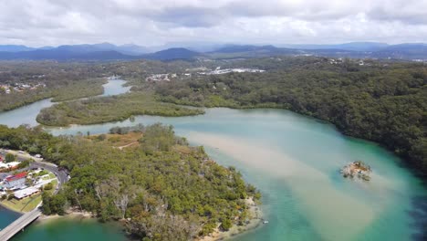 Vista-Panorámica-Del-Arroyo-Tallebudgera-En-Verano---Exuberante-Bosque-Verde---Parque-Nacional-Burleigh-Heads---Costa-Dorada,-Qld,-Australia