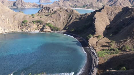 hermosa vista de la costa con olas desde la parte superior de la isla de padar en las islas de komodo, flores, indonesia