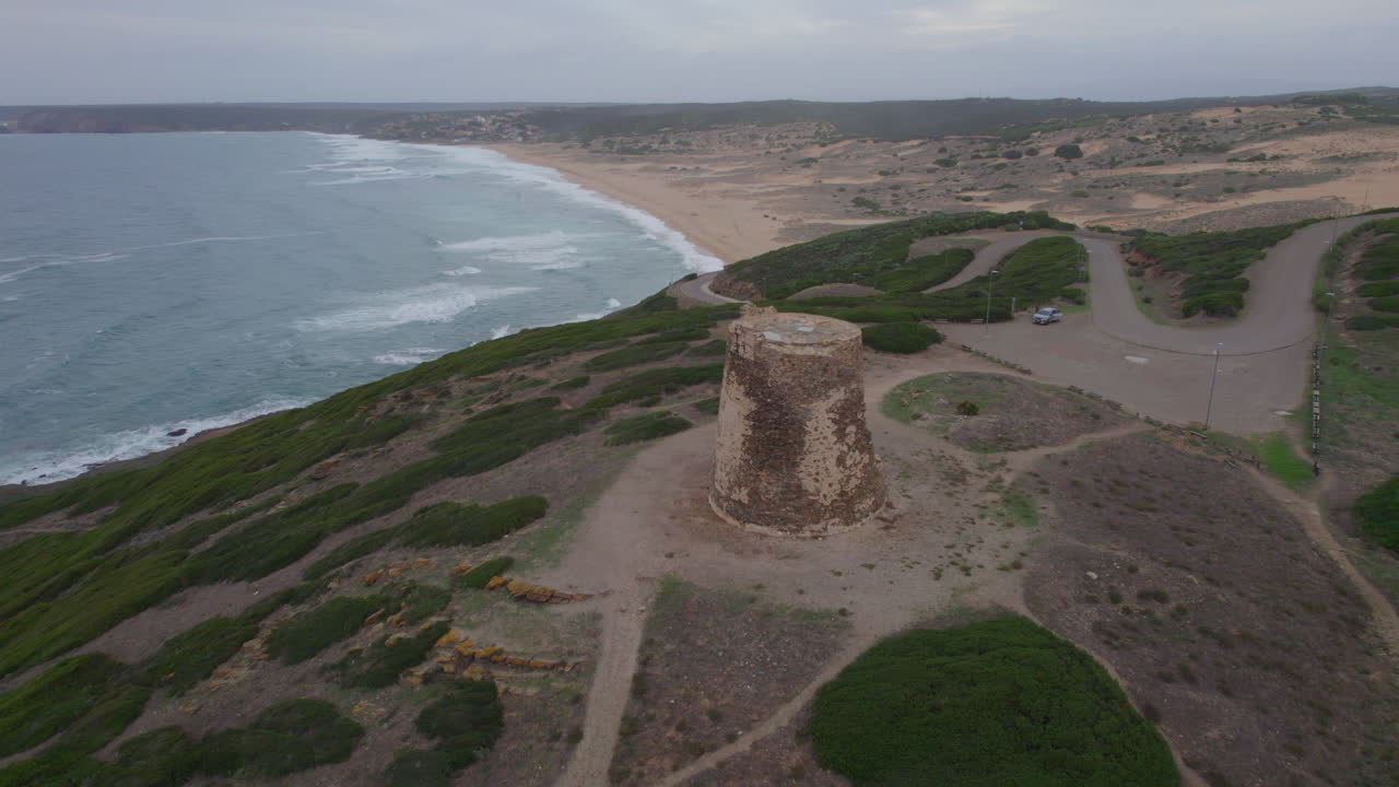 vista aérea con movimiento de grúa sobre la torre de flumentorgiu y con vistas a la playa de torre dei corsari