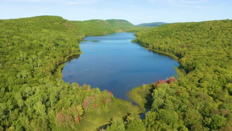 Paneo-Aéreo-Hacia-Arriba-Para-Revelar-El-Lago-De-Las-Nubes-En-Las-Montañas-De-Puercoespín-De-Michigan-En-Un-Día-Claro