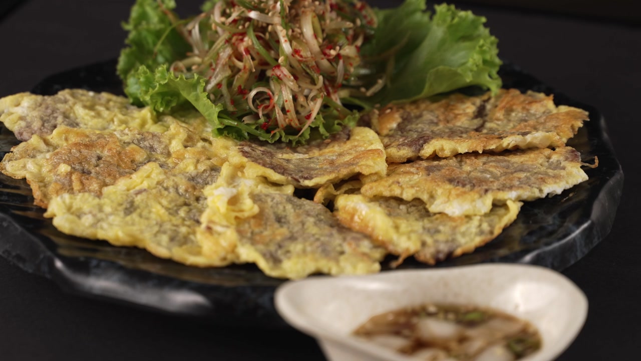 A fish fillets coated in egg batter and pan-fried to golden perfection. Delicate and flavorful, best enjoyed with sauce. 달걀 반죽을 입힌 생선 필레를 황금빛으로 완벽하게 팬에 튀겨낸 요리입니다. 고소하고 고소한 맛이 소스와 함께 먹으면 더욱 맛있습니다.