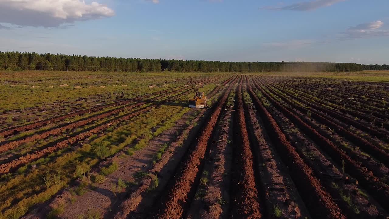 toma aérea de un avión no tripulado de una máquina de preparación de suelo que prepara tierras de agricultura en posadas de misiones argentina