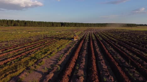 Toma-Aérea-De-Drones-De-La-Máquina-De-Preparación-Del-Suelo-Que-Prepara-Tierras-Agrícolas-En-Posadas-De-Misiones-Argentinas