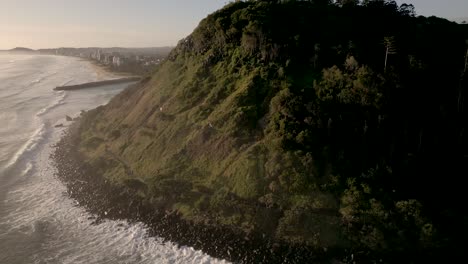 Vistas-Aéreas-De-Burleigh-Heads-En-La-Costa-Dorada,-Australia-Al-Amanecer