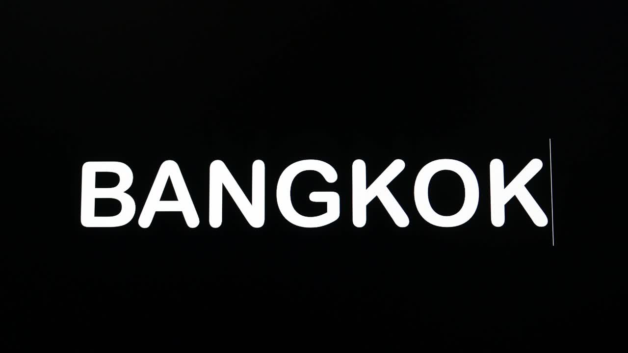 primer plano de bangkok que se escribe en la pantalla del monitor de la computadora con el cursor parpadeante en el fondo negro espacio de copia
