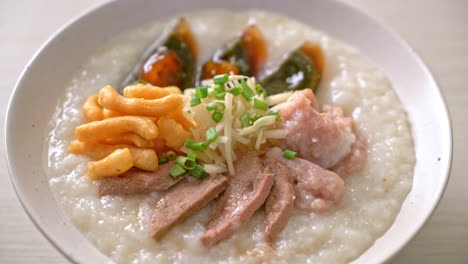 돼지고기 죽 또는 돼지고기 그릇을 넣은 죽