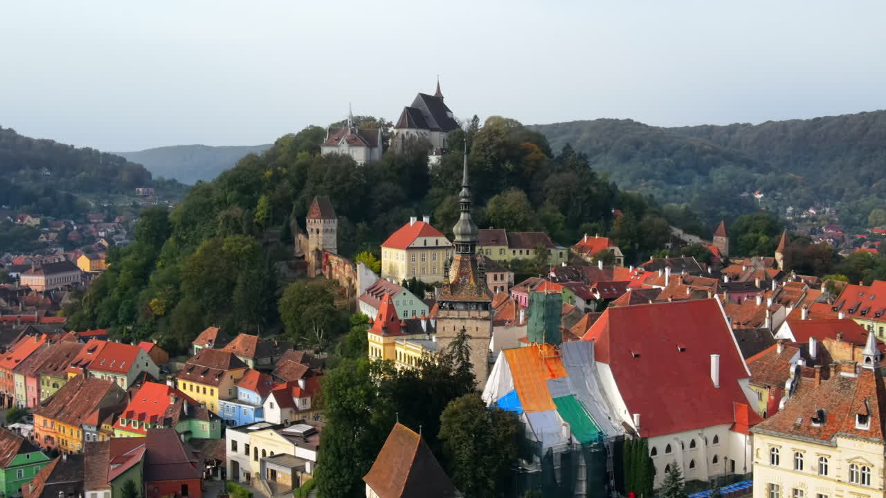 Vista aerea da drone del centro storico di Sighisoara, Romania. Antichi edifici e strade strette