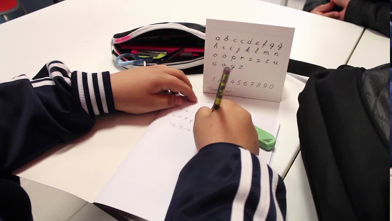 숙제를 하는 아이 들