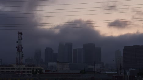 Neblige-Innenstadt-Von-Los-Angeles,-Kalifornien---Wolkenlandschaft-Im-Zeitraffer