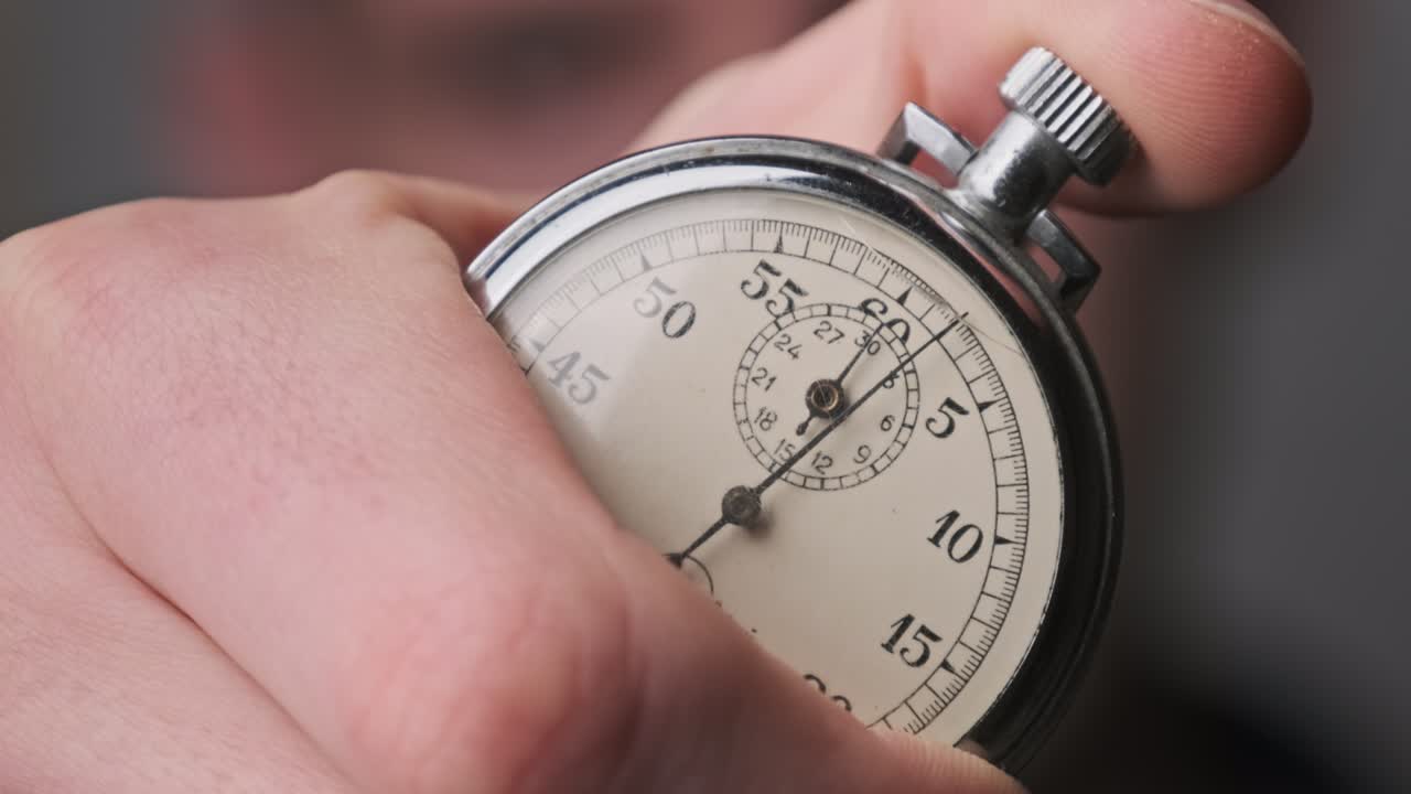 el cronómetro en la mano masculina cuenta hacia atrás los segundos