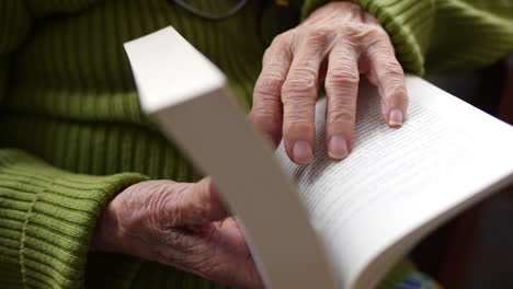 Individuo-Anciano-Usando-Sus-Manos-Para-Pasar-Las-Páginas-De-Un-Libro.