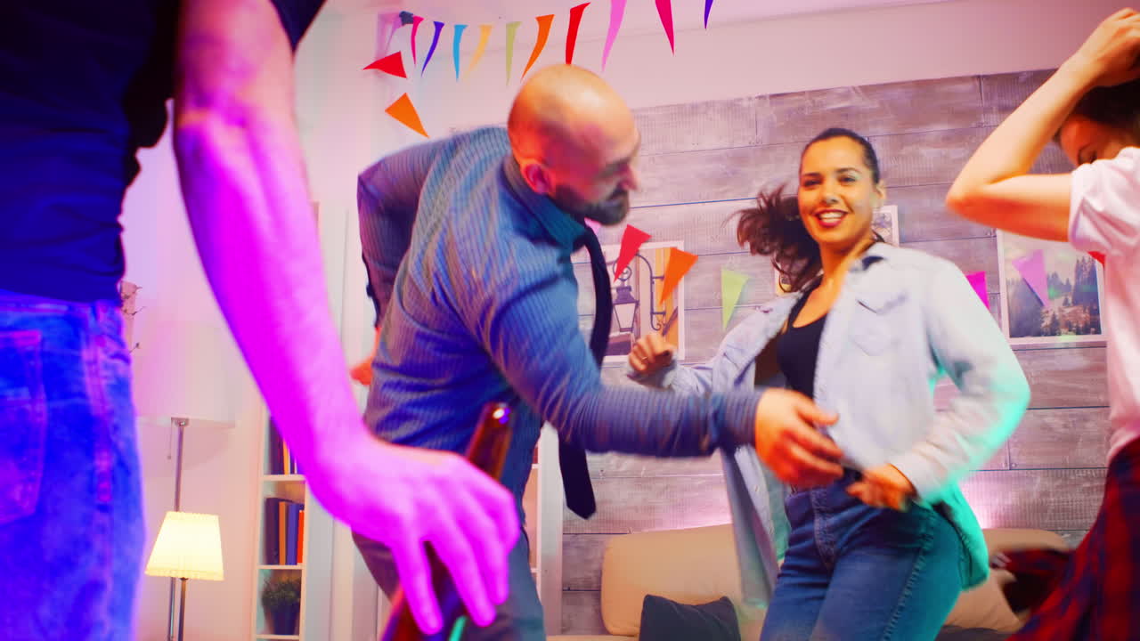 bajo ángulo de un grupo de jóvenes llenos de emoción