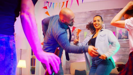 bajo ángulo de un grupo de jóvenes llenos de emoción