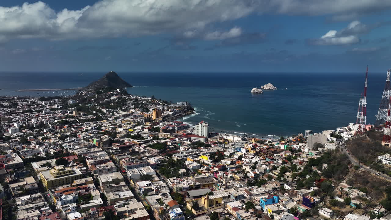 vista aérea sobre el paisaje urbano, hacia la costa de mazatlan, méxico