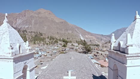 Toma-Aerea-Del-Barrio-De-Maca,-Junto-A-Su-Templo