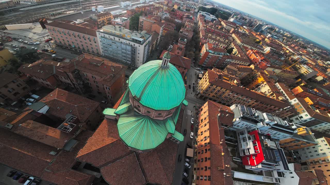 Vista aerea con drone FPV della Chiesa del Sacro Cuore di Gesù a Bologna, Italia. Cattedrale