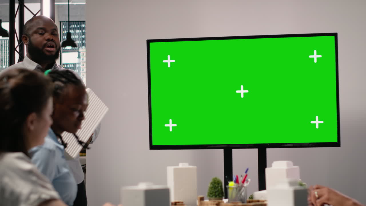 reunión de negocios con presentación en pantalla verde