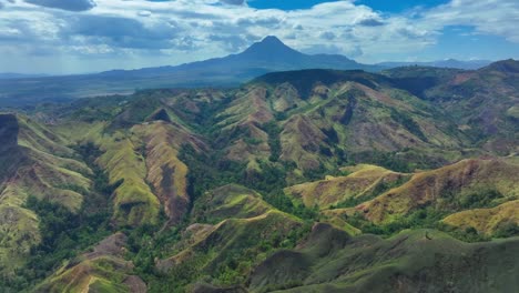 vista panorámica aérea de las montañas matutum con paisaje verde en el sur de cotabato en filipinas