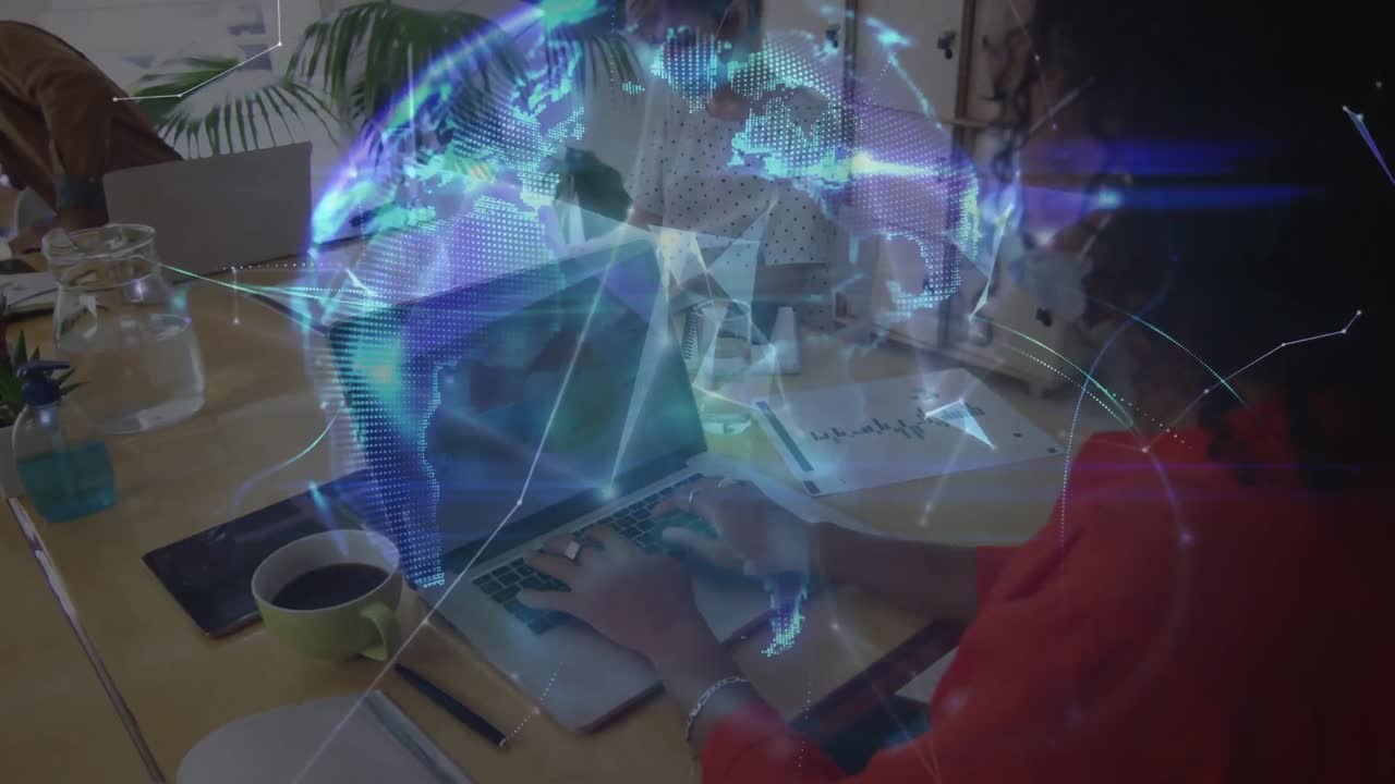 animación de globos y formas sobre diversas personas de negocios con máscaras faciales usando portátiles