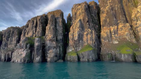 Vogelkolonie-Im-Arktischen-Meer-Entlang-Der-Nördlichen-Fjorde-Der-Spitzbergen-Inseln-Während-Einer-Bootsexpedition