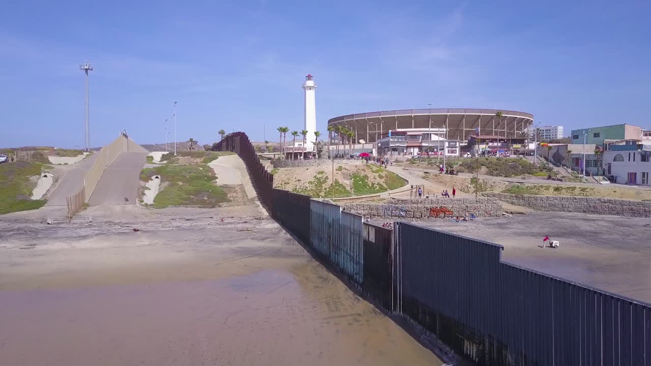 샌디에이고와 티후아나 사이의 태평양에서 미국 멕시코 국경 울타리의 좋은 공중