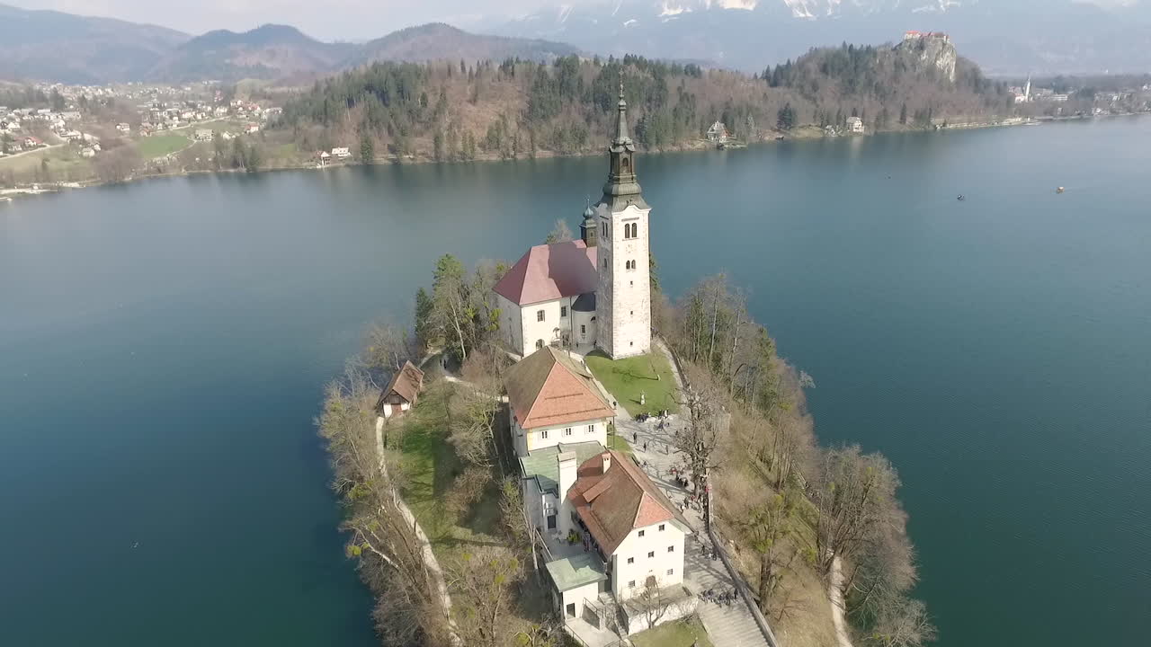 Veduta aerea, prospettiva dell'isola con una piccola chiesa situata al centro del Lago di Bled, Slovenia