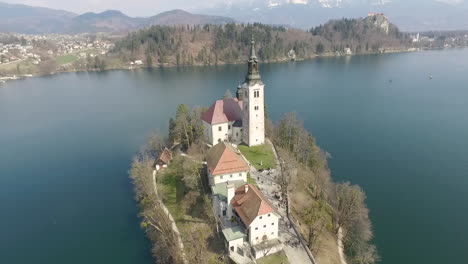 vista aérea, vista de la isla con una pequeña iglesia ubicada en el medio del lago bled, eslovenia