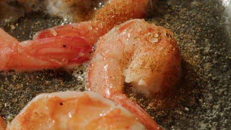 cocinar camarones en una sartén