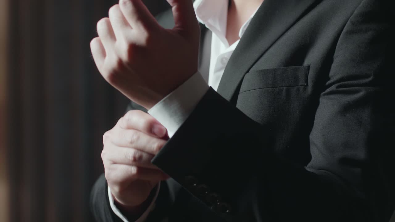 검은색 슈트를 입은 남자