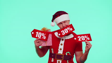 hombre en camiseta roja de navidad que muestra caja de regalos y descuento porcentaje inscripciones notas de texto de banner