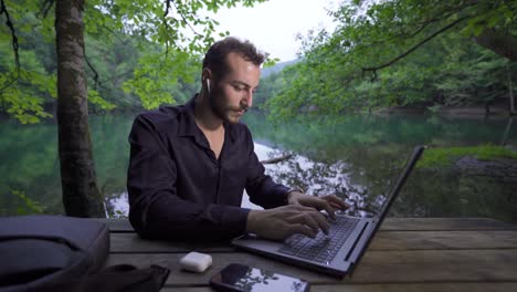 trabajando en la naturaleza, en el bosque.