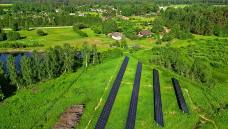 Pueblo-Rural-Cerca-De-Paneles-Solares-Rodeado-De-Exuberante-Naturaleza