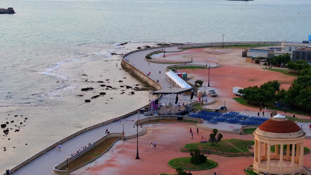 Veduta aerea del mare dalla costa di Livorno, Italia, Toscana, dal Gazebo Terrazza Mascagni in una splendida e calma sera crepuscolare