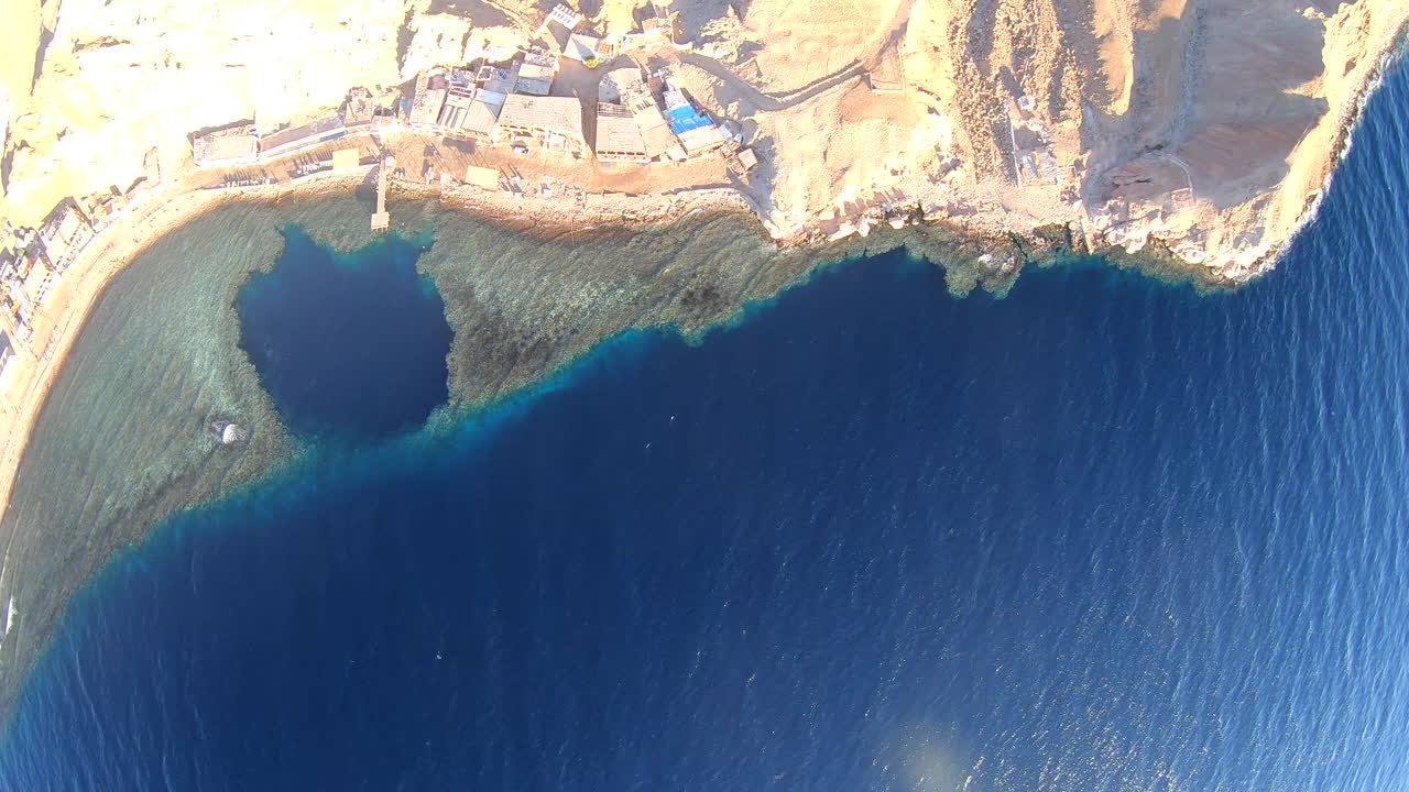 el sitio de buceo blue hole está en dahab, egipto, en la costa del mar rojo. tiene fama de tener el mayor número de muertes de buzos en el mundo, con estimaciones de entre 130 y 200 muertes en los últimos años.