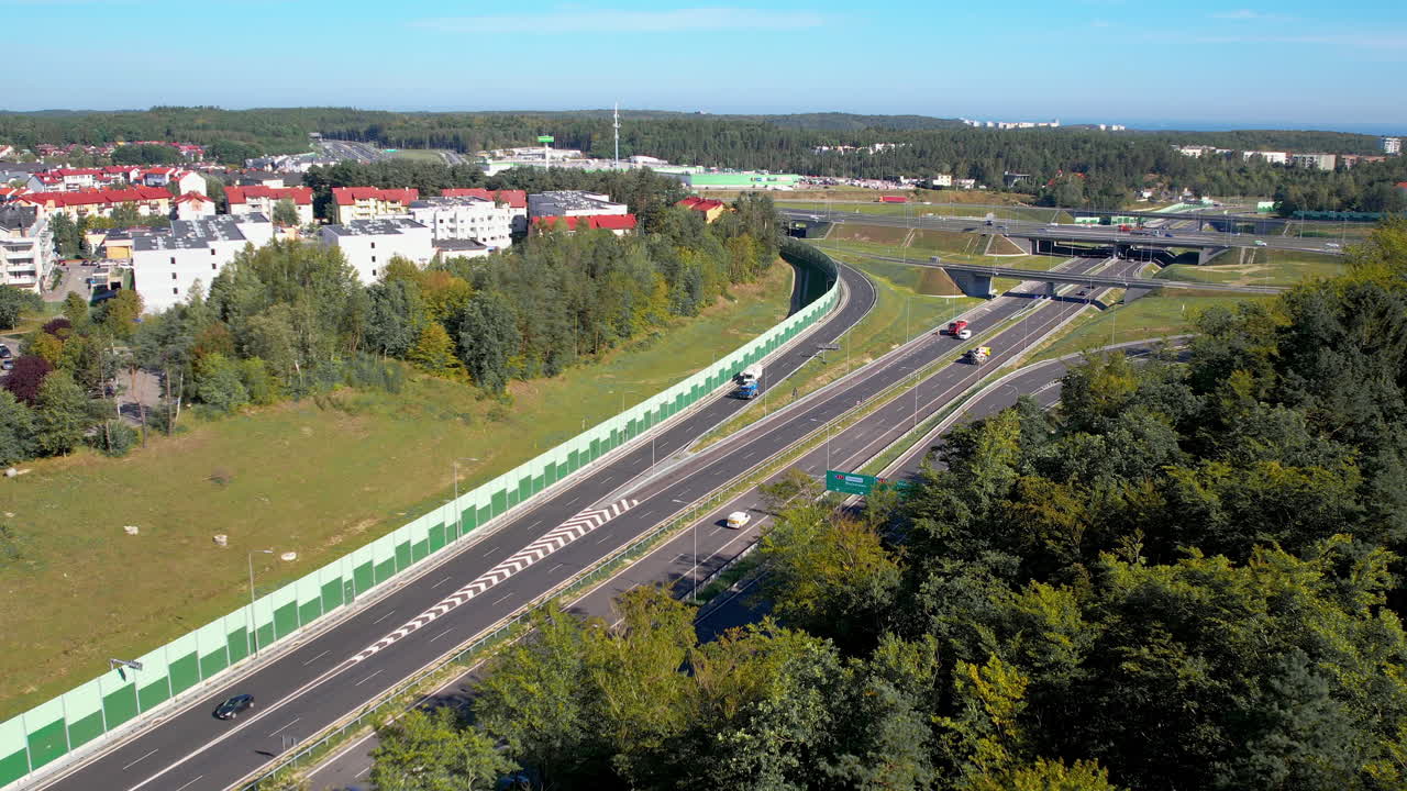푸른 곳 과 도시 구조 로 둘러싸인 번화 한 고속도로 교차로 의 공중 전망 - gdynia wielki kack